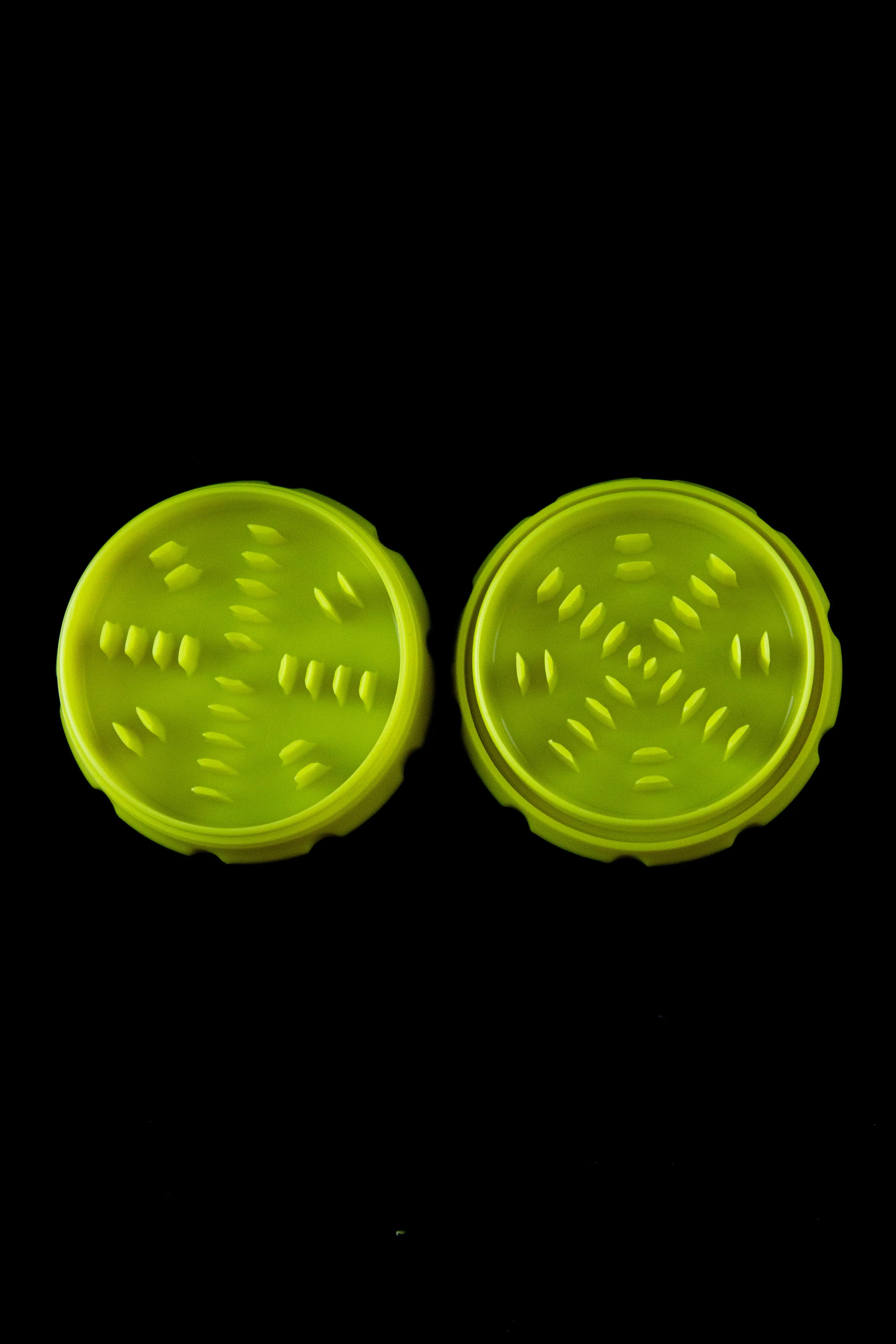 Futurola 2-piece 63mm Plastic Herbal Grinder